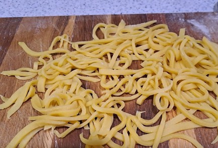 Фото шага рецепта Домашняя паста с курицей сыром и зеленью 190247 шаг 11  