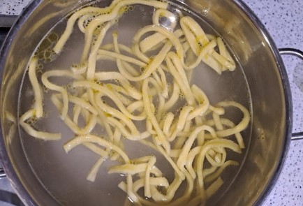 Фото шага рецепта Домашняя паста с курицей сыром и зеленью 190247 шаг 12  