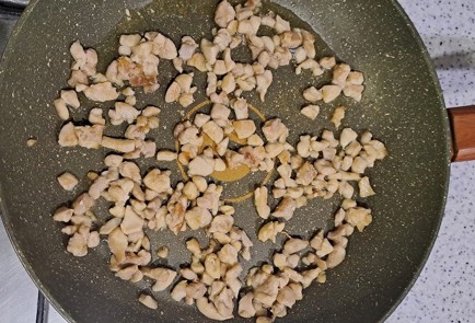 Фото шага рецепта Домашняя паста с курицей сыром и зеленью 190247 шаг 6  