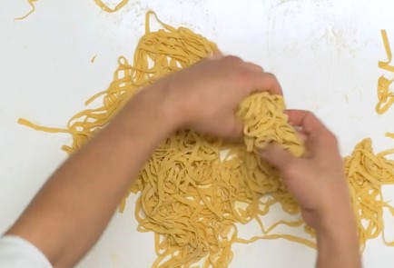 Фото шага рецепта Домашняя паста тальятелле 140068 шаг 9  