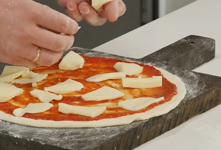 Фото шага рецепта Домашняя пицца Маргарита 136926 шаг 5  