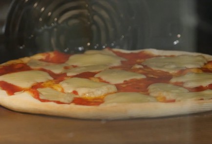 Фото шага рецепта Домашняя пицца Маргарита 136926 шаг 6  