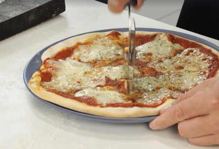 Фото шага рецепта Домашняя пицца Маргарита 136926 шаг 7  