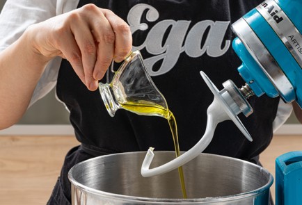 Фото шага рецепта Домашняя пицца Пепперони 175636 шаг 5  