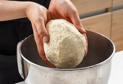 Фото шага рецепта Домашняя пицца Пепперони 175636 шаг 6  