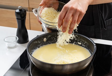 Фото шага рецепта Домашняя пицца с брокколи и песто 175635 шаг 10  