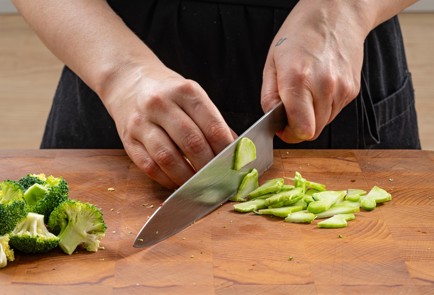 Фото шага рецепта Домашняя пицца с брокколи и песто 175635 шаг 11  