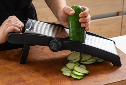 Фото шага рецепта Домашняя пицца с брокколи и песто 175635 шаг 12  