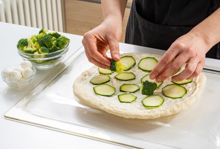 Фото шага рецепта Домашняя пицца с брокколи и песто 175635 шаг 14  