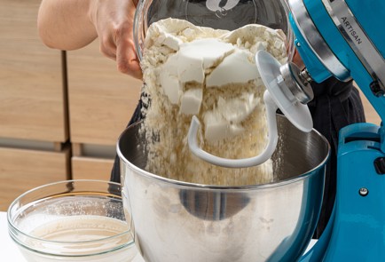 Фото шага рецепта Домашняя пицца с брокколи и песто 175635 шаг 4  