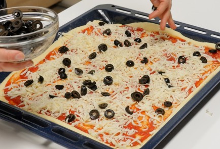 Фото шага рецепта Домашняя пицца 140418 шаг 10  