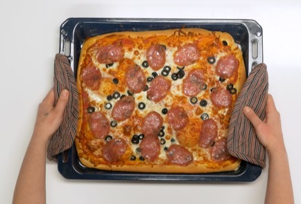 Фото шага рецепта Домашняя пицца 140418 шаг 11  