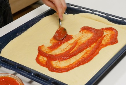 Фото шага рецепта Домашняя пицца 140418 шаг 9  