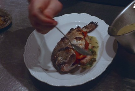 Фото шага рецепта Дорада в духовке с помидорами и каперсами 153081 шаг 10  