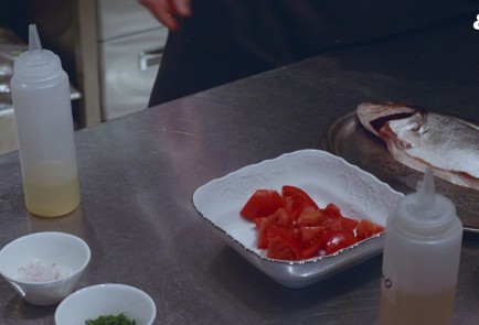 Фото шага рецепта Дорада в духовке с помидорами и каперсами 153081 шаг 2  