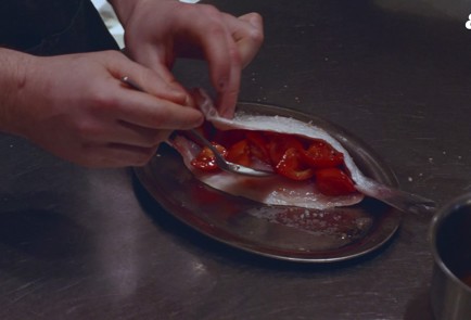 Фото шага рецепта Дорада в духовке с помидорами и каперсами 153081 шаг 3  