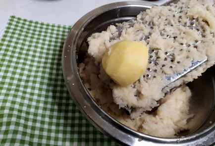 Фото шага рецепта Драники картофельные 187936 шаг 2  