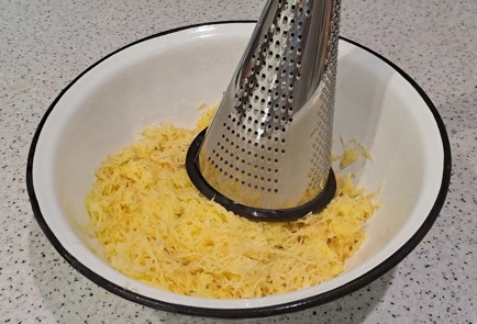 Фото шага рецепта Драники с куриным фаршем 186833 шаг 5  