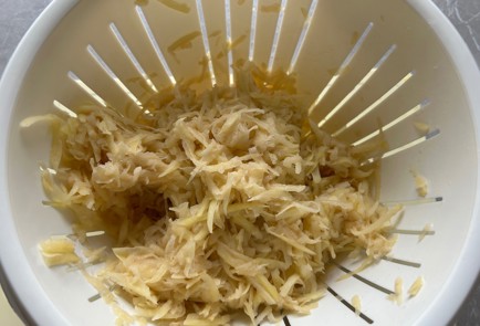 Фото шага рецепта Драники с луком 187785 шаг 3  