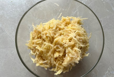 Фото шага рецепта Драники с луком 187785 шаг 4  