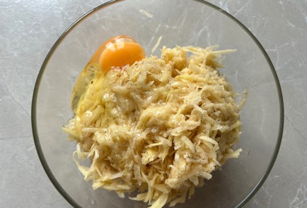 Фото шага рецепта Драники с луком 187785 шаг 5  