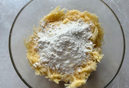 Фото шага рецепта Драники с луком 187785 шаг 6  