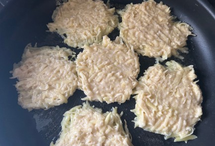 Фото шага рецепта Драники с луком 187785 шаг 9  