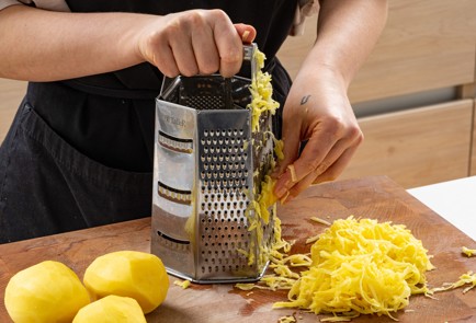 Фото шага рецепта Драники с печенью трески 175751 шаг 2  