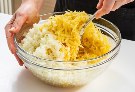 Фото шага рецепта Драники с печенью трески 175751 шаг 4  