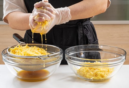 Фото шага рецепта Драники с печенью трески 175751 шаг 5  