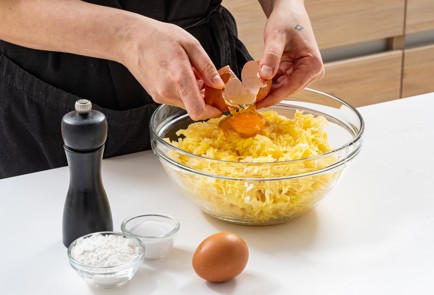 Фото шага рецепта Драники с печенью трески 175751 шаг 6  