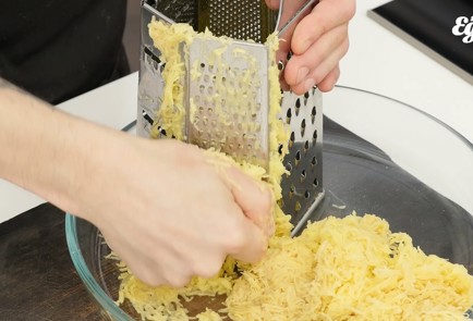 Фото шага рецепта Драники 91372 шаг 2  