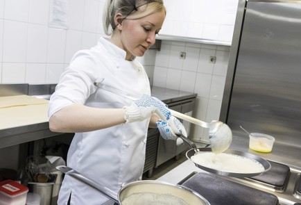 Фото шага рецепта Дрожжевые блины 126579 шаг 5