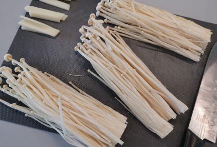 Фото шага рецепта Эноки на сковороде 190139 шаг 3  