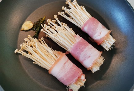 Фото шага рецепта Эноки на сковороде 190139 шаг 6  