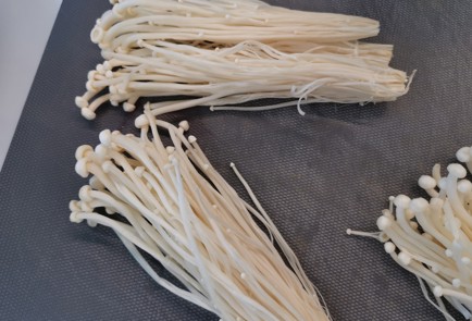 Фото шага рецепта Эноки 189827 шаг 2  