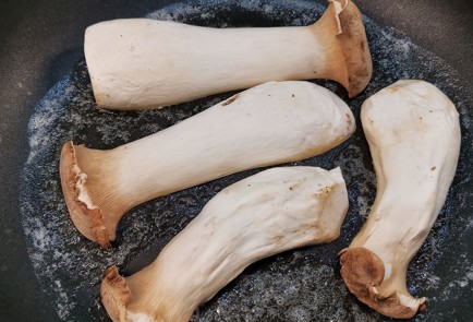 Фото шага рецепта Эринги жаренные в чесночном масле 152762 шаг 6  