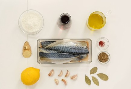 Фото шага рецепта Маринованная скумбрия эскабече 125548 шаг 1  