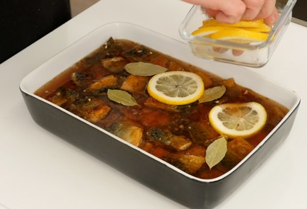 Фото шага рецепта Маринованная скумбрия эскабече 125548 шаг 9  