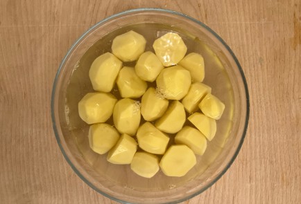 Фото шага рецепта Эскалопы из свинины с картошкой в духовке 173875 шаг 6  