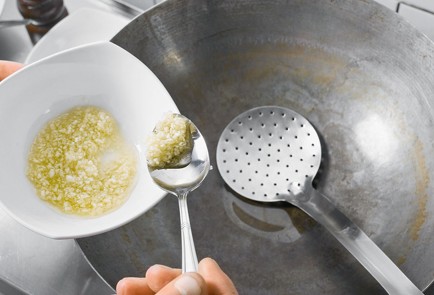 Фото шага рецепта Фаланги краба с устричным соусом в воке 21507 шаг 3  