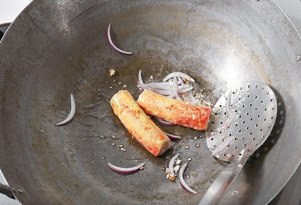 Фото шага рецепта Фаланги краба с устричным соусом в воке 21507 шаг 4  