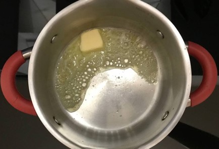 Фото шага рецепта Фарфалле с кальмарами под соусом из сыра с голубой плесенью 151352 шаг 2  