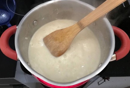 Фото шага рецепта Фарфалле с кальмарами под соусом из сыра с голубой плесенью 151352 шаг 3  