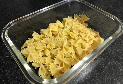 Фото шага рецепта Фарфалле с кальмарами под соусом из сыра с голубой плесенью 151352 шаг 5  