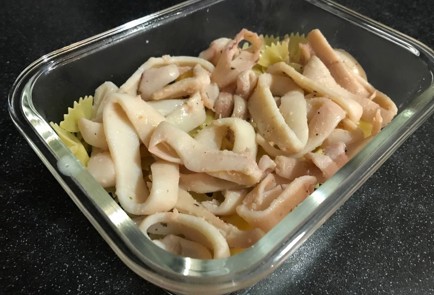 Фото шага рецепта Фарфалле с кальмарами под соусом из сыра с голубой плесенью 151352 шаг 6  