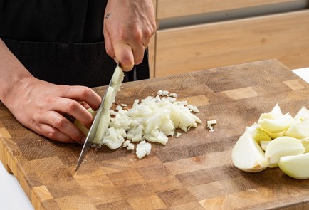 Фото шага рецепта Фаршированная свиная шея с яблочнолуковым соусом 189029 шаг 2  