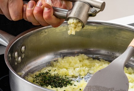 Фото шага рецепта Фаршированная свиная шея с яблочнолуковым соусом 189029 шаг 5  