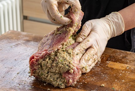 Фото шага рецепта Фаршированная свиная шея с яблочнолуковым соусом 189029 шаг 7  