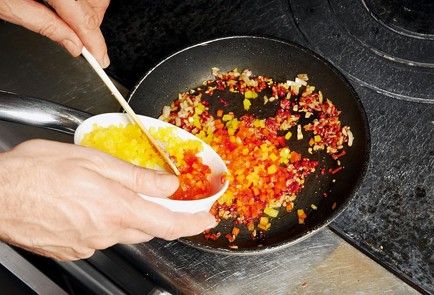 Фото шага рецепта Фаршированные кальмары на тартаре из томатов 30400 шаг 2  